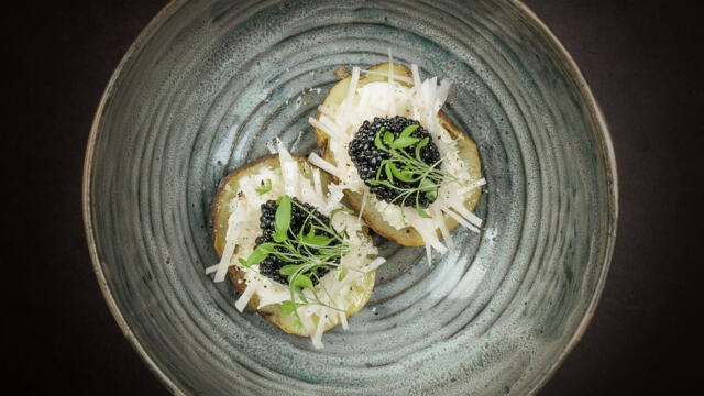 Baked potato with raw threads of Jerusalem artichoke, organ oil, imperial heritage caviar and Persinette Cress