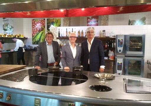 Tv-kok Rudolph van Veen op culinaire 'Kerstboot' Varend Corso Westland