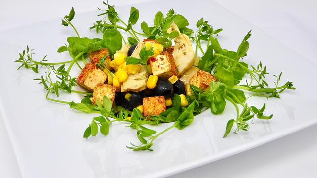 Salade épicée au maïs, artichaut et tofu