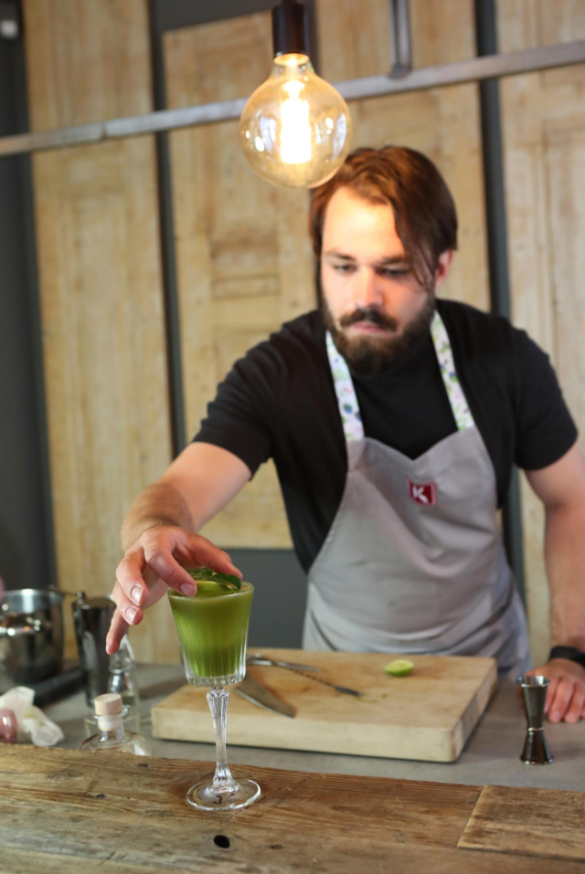 Stijn legt de laatste hand aan de Matcha Gimlet