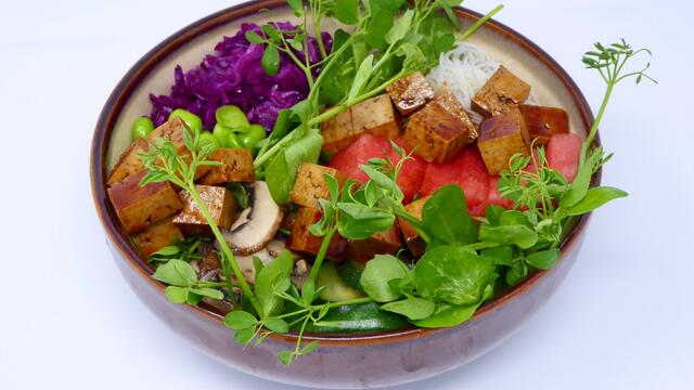 Poké bowl met tofu en Salad Pea