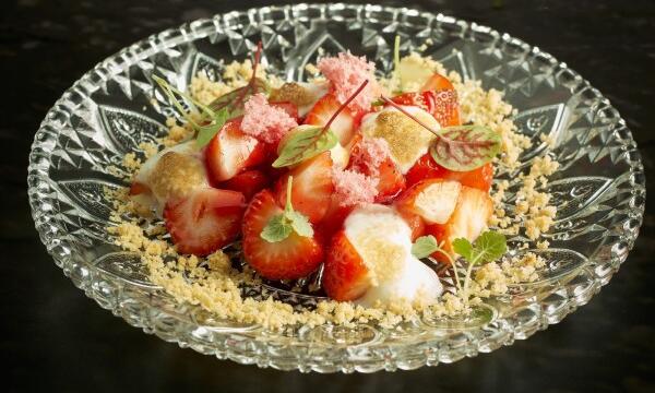 Aardbeien met Dessert Espuma - meringue italienne
