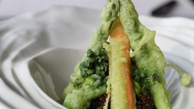 Tempura van BroccoCress met quinoa met dressing van Chilli Cress
