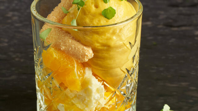 Vanille ijs met fruit espuma - mango