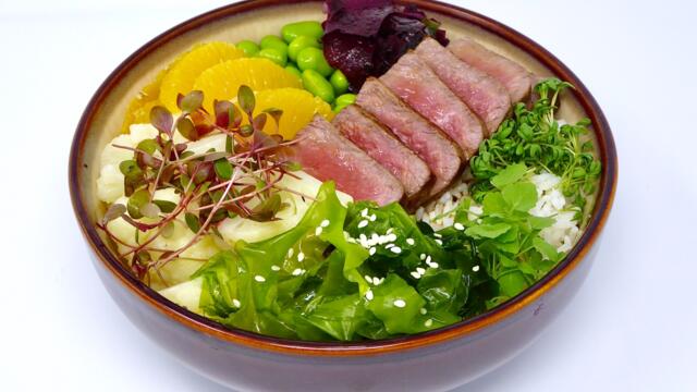 Aangebraden rundvlees en zeewier poké bowl