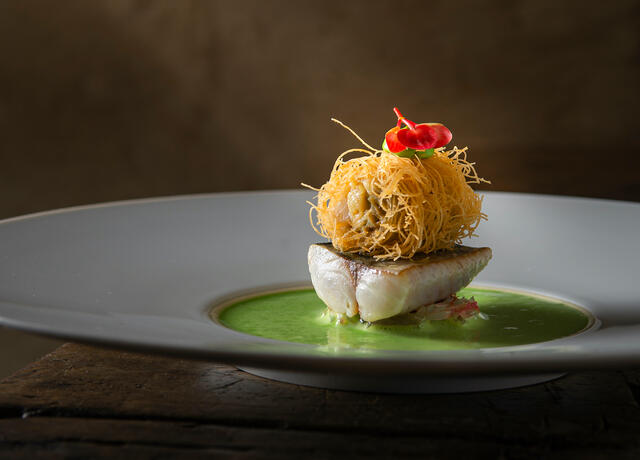 Bretonse makreel gebakken gillardeau oester, pomelo, bloedsinaasappel, pistache en Apple Blossom