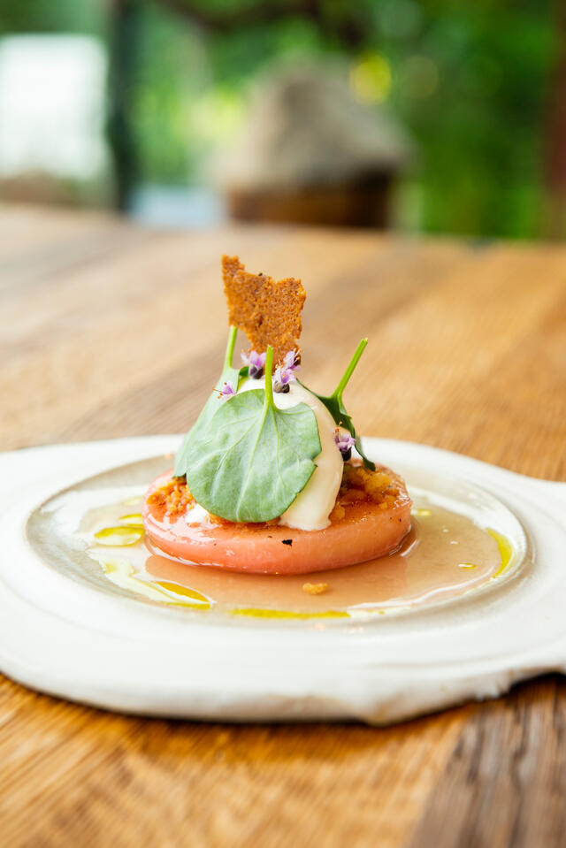 Wijnbergperzik, riesling, hazelnoot en Syrha Leaves