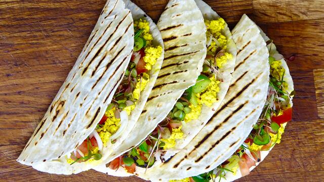 Pittige tofu scramble en tomatentaco