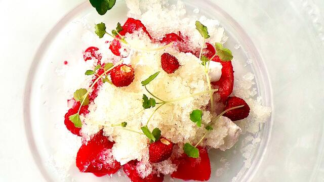 Zomerbes, gebakken meringue, Kaffir Lime Leaves granité