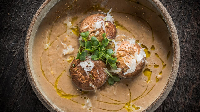 Ragoût d'oignons rôtis aux champignons de Paris et à la bière