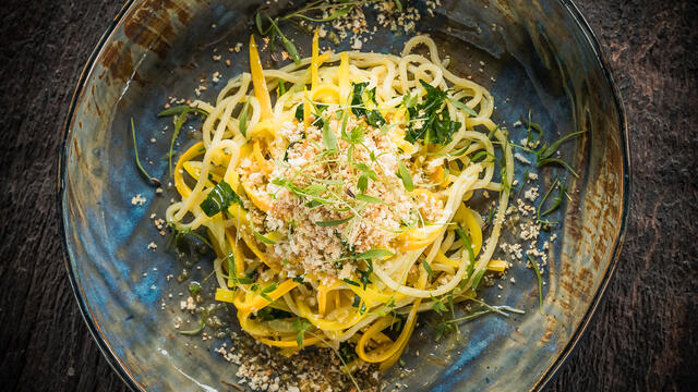 Spaghetti met gele courgette, jonge spinazie en wilde daslook, Motti Cress en geroosterde broodcrumble