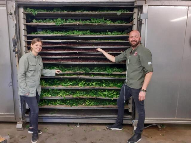 Tess Knijnenburg en Eric Miete voor de droogoven bij Opti-Dry in Rotterdam
