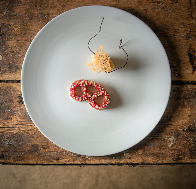 “Brezel” Zachte krakeling, caramelchocolade, pruim en Honny Cress