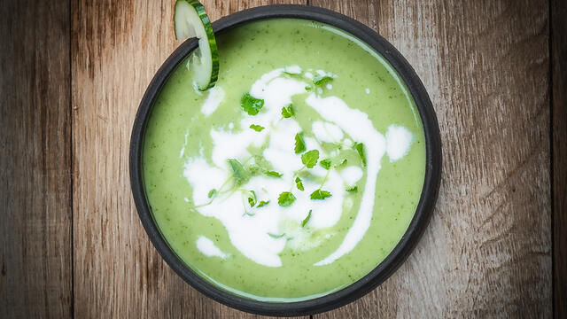 Gazpacho van komkommer met kefir en Melissa Cress