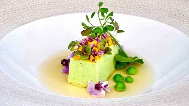 Erwten panna cotta en heldere tomaten gazpacho