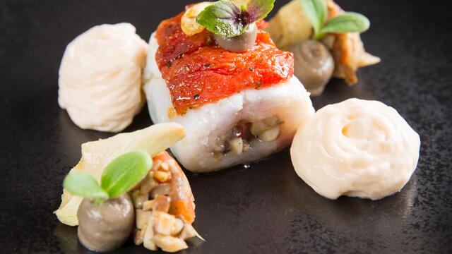 Lotte farcie aux champignons des bois, tomates séchées et Borage Cress