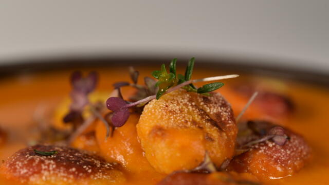 Gekleurde  gnocchi in paprika-tomatensaus