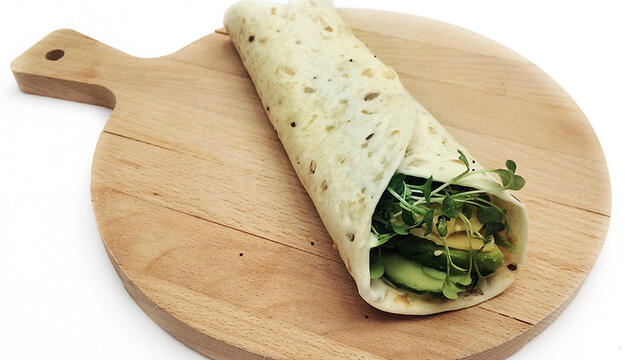 Wrap di avocado con cetrioli e BroccoCress