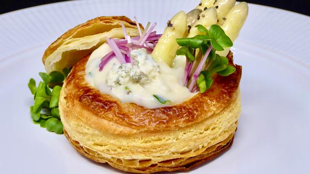 White asparagus and gorgonzola