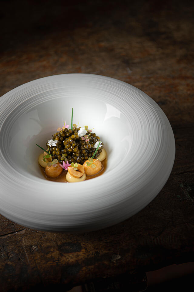 N25 kaviaar Selectie Jan Hartwig chawanmushi, hazelnoot, rum rozijnen, preiolie uit Kyoto en Baby Clover Cress