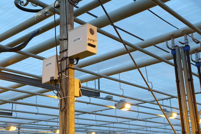 Het camerasysteem detecteert de motten en stuurt de drone aan