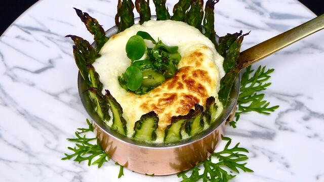 Soufflé van groene asperges en Parmezaanse kaas