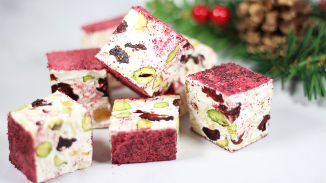 Torrone de cranberry, folhas de Yka, pistache, gengibre e amêndoa