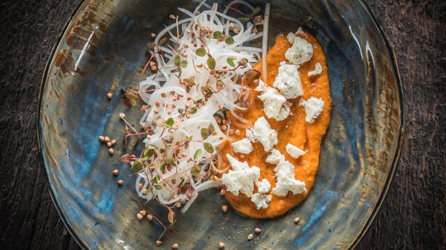 Rettich vermicelli with fresh goat cheese, roasted buckwheat, légumaise Italia and Adji Cress