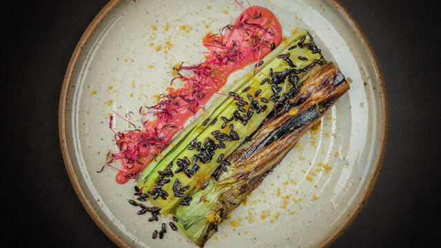 Puffed winter leek with beetroot-pear coulis, puffed black rice and Scarlet Cress