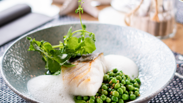 Kabeljauw met erwten in variaties en Salad Pea & Yuzu Beurre Blanc