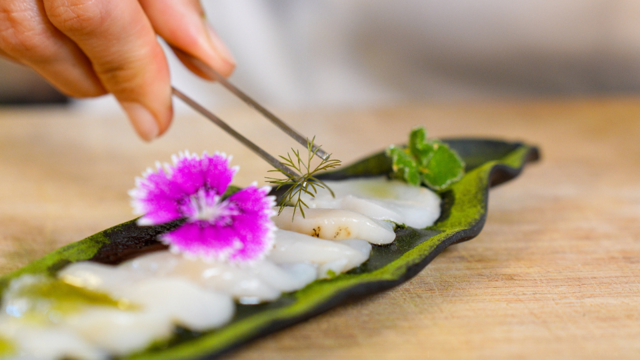 Scallop Tartare – Kaffir Lime Leaf Oil – Aventurine Seaweed Powder