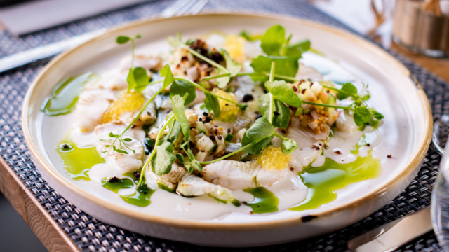 Geroosterde snoekbaars met appel-komkommerrelish & salade van erwten en Tahoon-olie