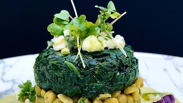 Green lentils, spinach and Roquefort sauce