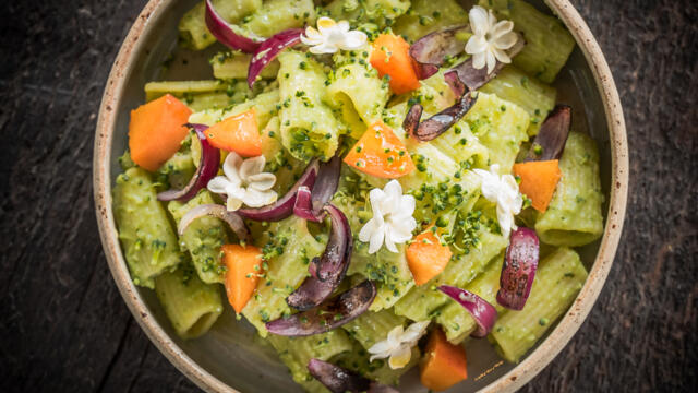 Buis pasta met broccoli pesto, citroen, gebrande rode ui, verse abrikoos en Jasmine Blossom