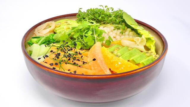 Poké bowl met citrus en avocado