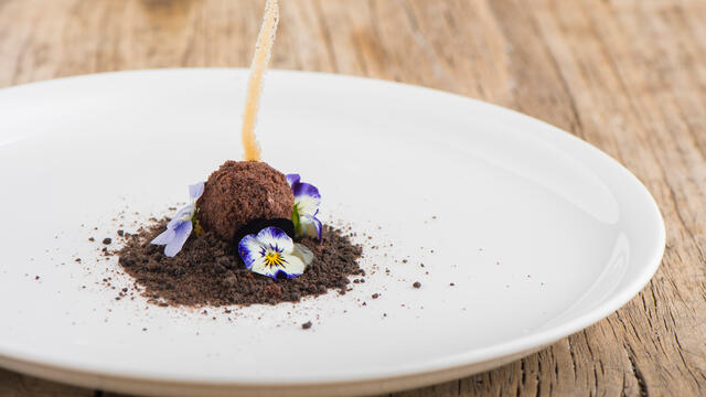 Cornabria Blossom, Atsina Cress y praline con tierra de cacao