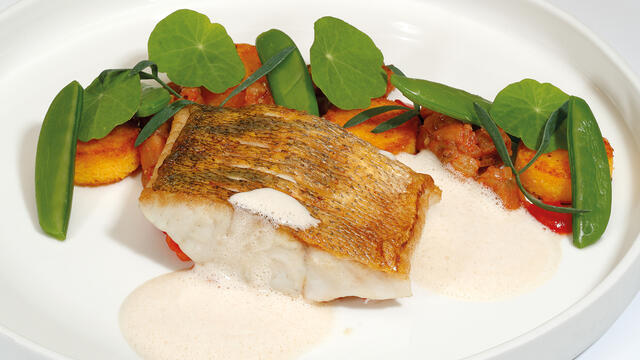 Pike perch from the Vlietlanden, baked on the skin