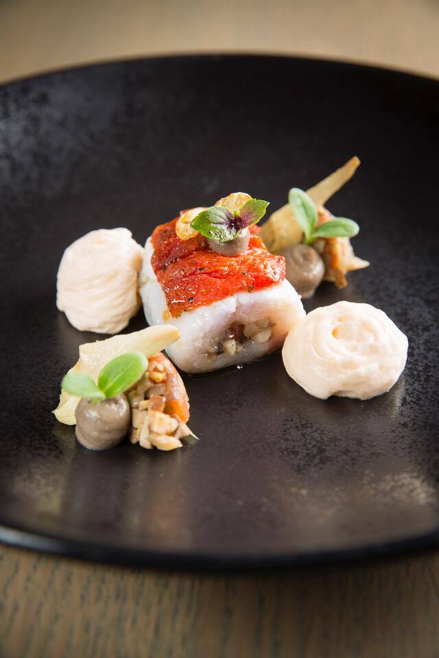 Lotte farcie aux champignons des bois, tomates séchées et Borage Cress