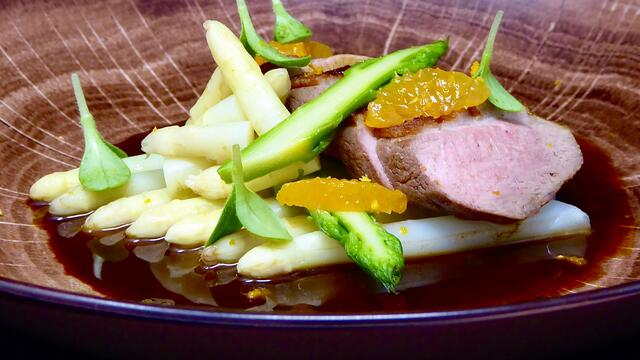 Magret de canard aux asperges blanches, sauce clémentine