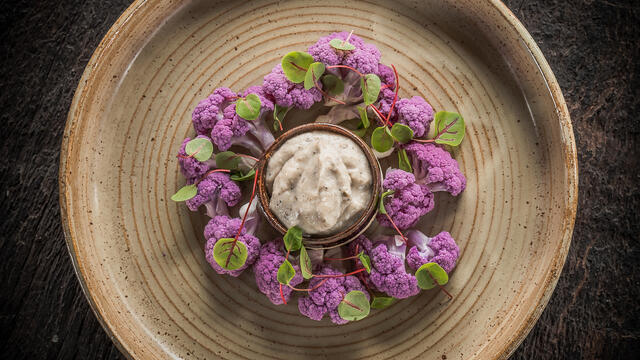 Chou-fleur violet à tremper dans une légumaise de truffe Vene Cress