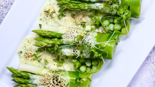 Asparagus and Mornay sauce