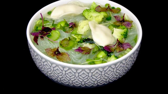 Noedelsoep met broccoli en dumplings