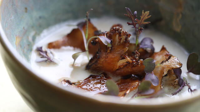 Caramelized cauliflower, foamy cauliflower soup