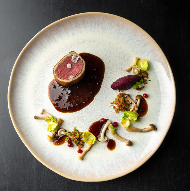 Eifeler ree in tramezzini mantel met truffeljus en Motti Cress