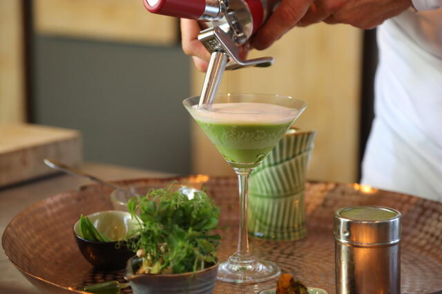 Eric topt de Green Curry af met kokosschuim