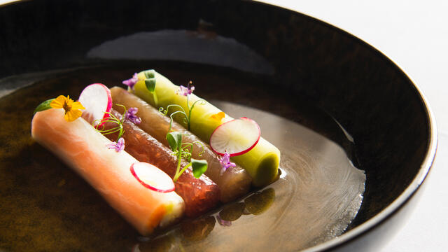Sashimi van tonijn, kingfish, ingelegde groenten en pikante courgettecrème