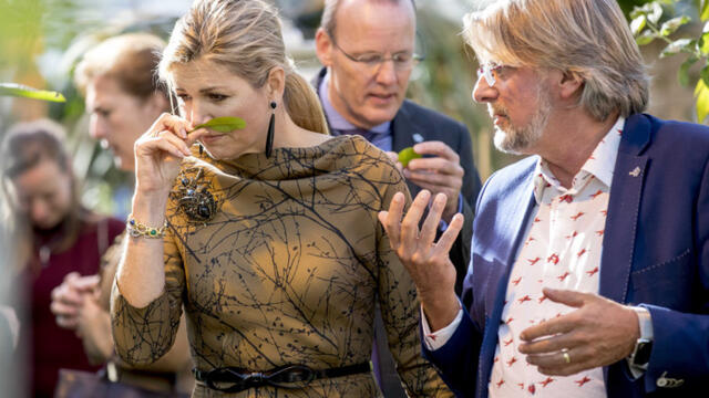 Königin Maxima genießt den Duft von frischen Blumen bei einem Besuch bei Koppert Cress