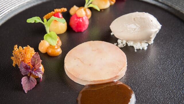 Terrine de foie gras d'oie aux coigns, dattes et Shiso Purple