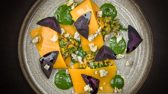 Open pompoen ravioli met Achel blue crumble, peterseliesaus en Yka Leaves