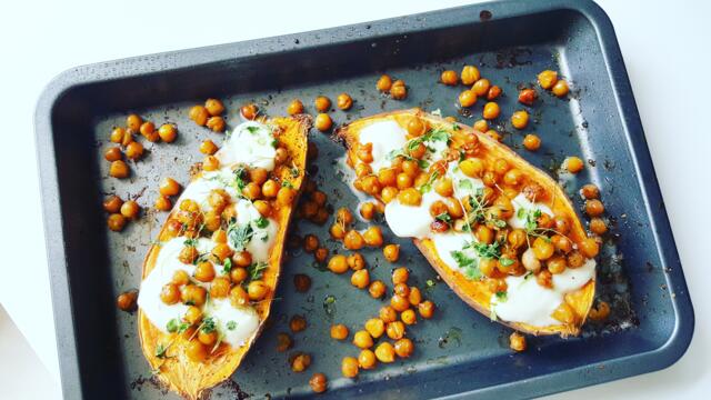 Delicious sweet potato from the oven with chickpeas, mozzarella and Atsina Cress